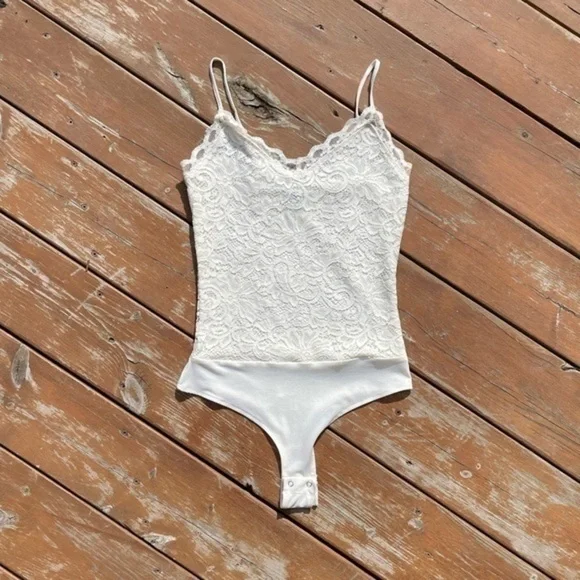 Dynamite Creme Lace Bodysuit - Picture 2 of 11